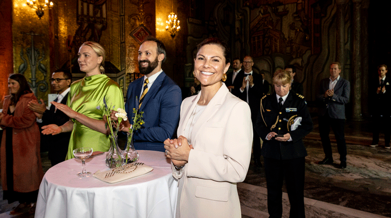 Simstjärnan Sarah Sjöström med sällskap tillsammans med Kronprinsessan Victoria. Foto: TT.