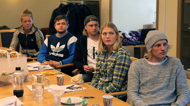 Fanny Gradin (brottning), Bogdan Kourinnoi (brottning), Fredrik Samuelsson (friidrott), Moa Wikberg (kanot) och Marcus Dackhammar(segling) lyssnar på Linda Bakkman, Kostrådgivare på SOK som berättar om hur viktig kosten är för framgång.