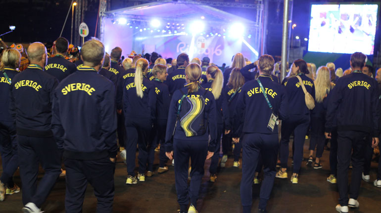 Sverige lyste med sina färger på Plaza-området i OS-byn där välkomstcermoni ägde rum. Foto: SOK