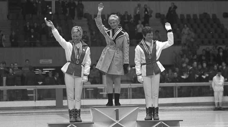 Prispallen på 10 km klassiskt i Grenoble 1968. Berit Mördre, Norge (silver), Toini Gustafsson, Sverige (guld) och Inger Aufles, Norge (brons). Foto: IOK:s arkiv