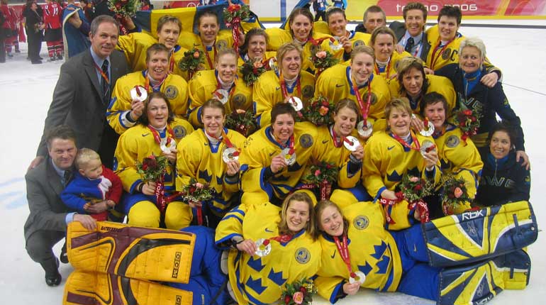 De svenska silvermedaljörerna i damernas hockeyturnering i Turin 2006. Foto: SOK