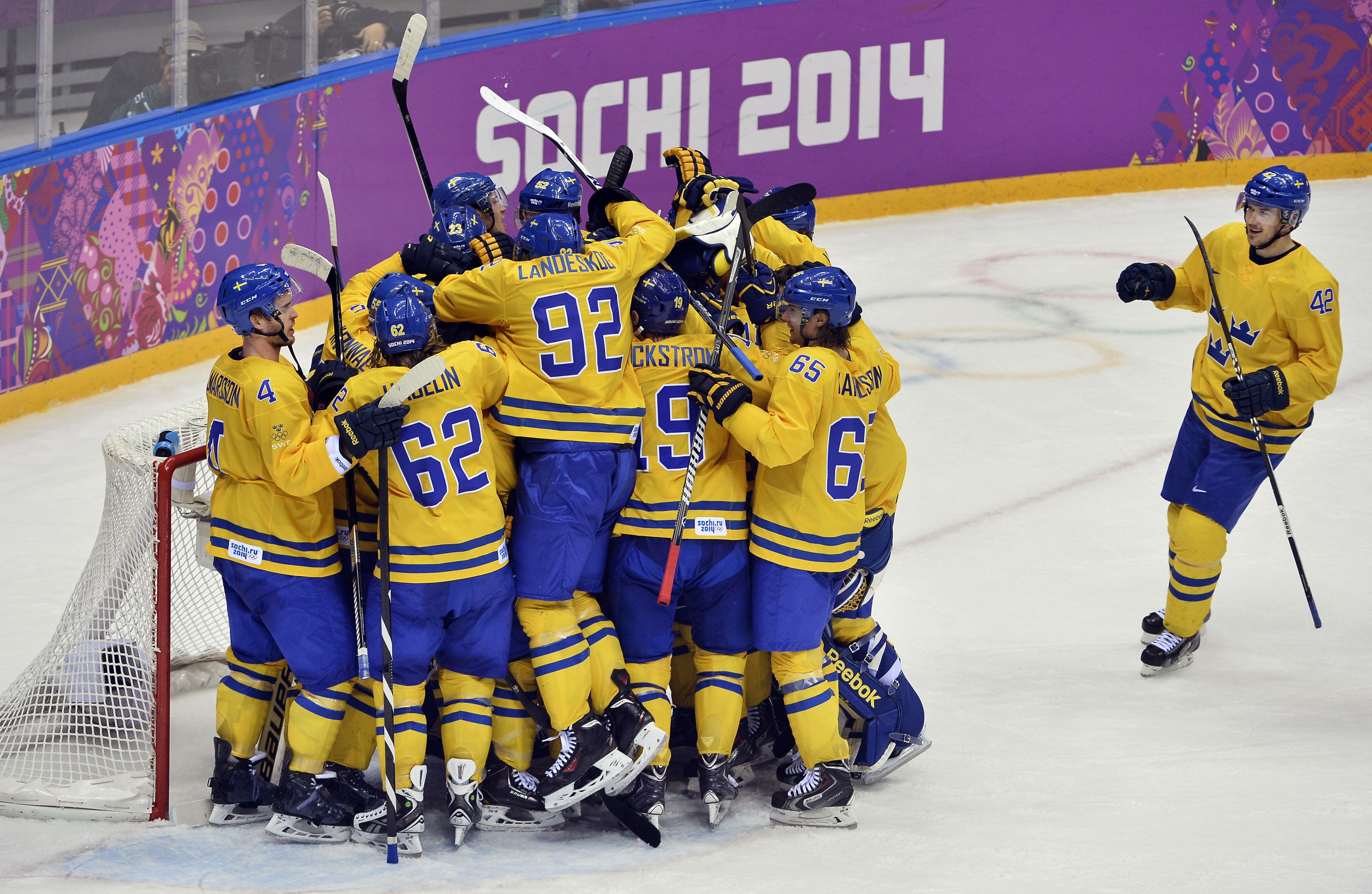 Svensk jubel efter seger med 2-1 mot Finland i OS-semifinalen. Foto: Jack Mikrut, SOK.