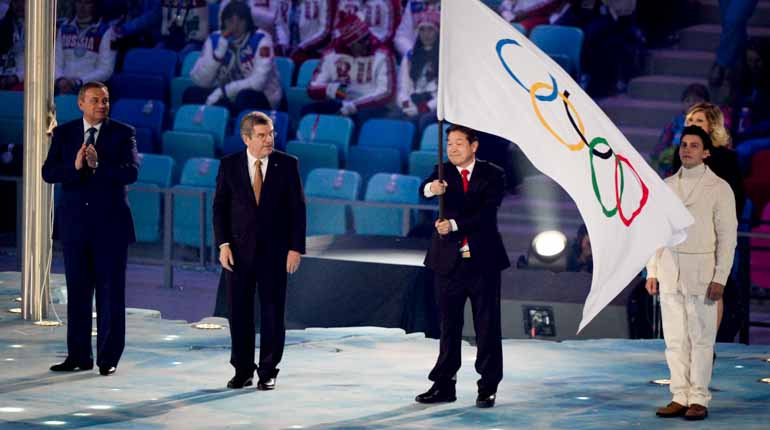 Borgmästaren i PyeongChang Lee Seok-rae tar emot Osloflaggan under avslutningsceremonin i Sotji 2014. Foto: TT