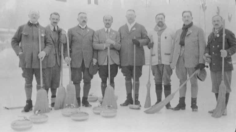 Det svenska och franska curlinglaget i Chamonix 1924. Foto: IOK