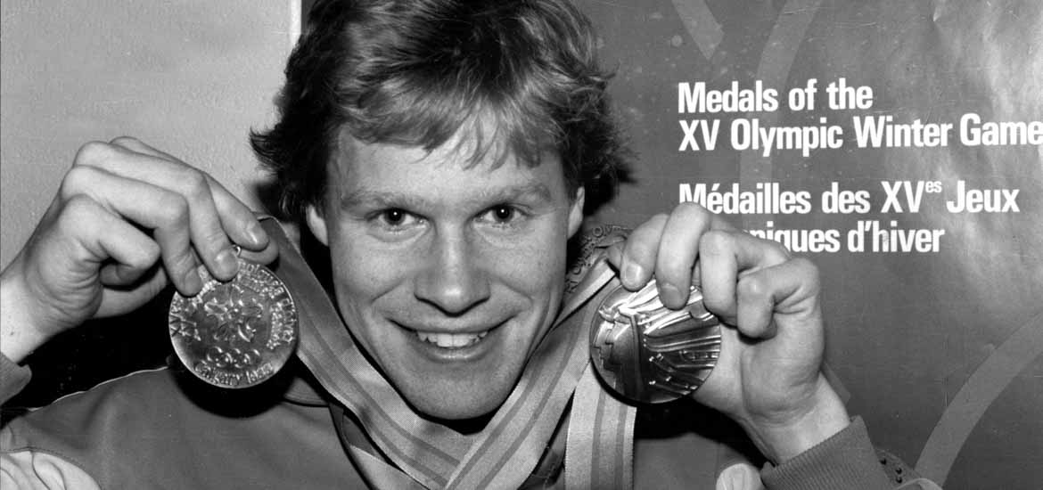 Tomas Gustafsson med sina två guldmedaljer från Calgary 1988. Foto: TT
