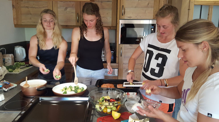 Kostoptimering och matlagning med SOKs näringsfysiolog Linda Bakkman. Från vänster skidskyttarna Mona Brorsson, Hanna Öberg, Emma Nilsson och Anna Magnusson.