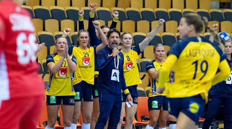 Förbundskapten Tomas Axnér jublar tillsammans med damlandslaget i handboll. Foto: TT.