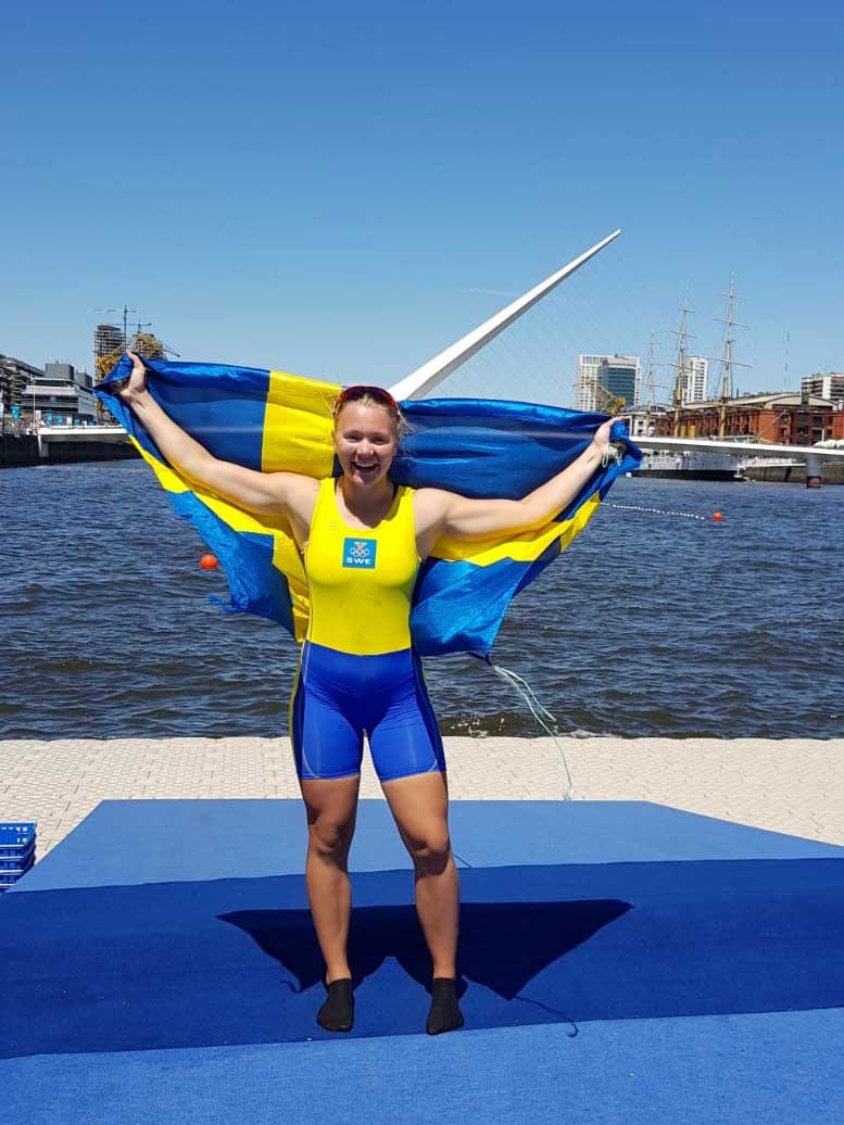 Elin Lindroth firade sin silvermedalj med den svenska flaggan. Foto: SOK