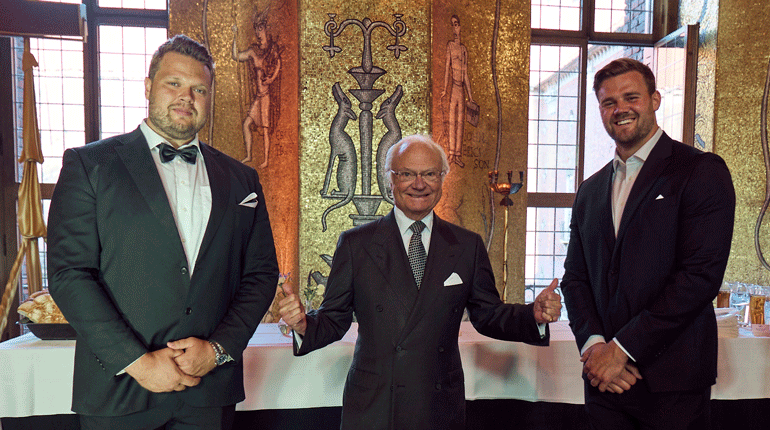 Kung Carl XVI Gustaf tillsammans med diskuskungarna Daniel Ståhl och Simon Pettersson. Foto: SOK
