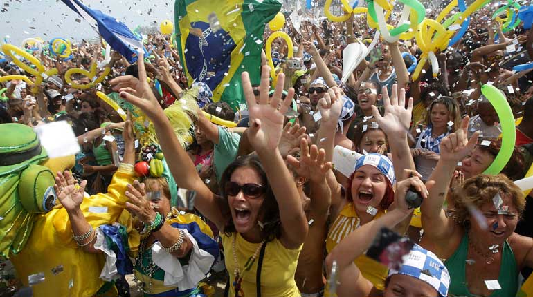 Rios befolkning jublar vid beskedet att Rio de Janeiro utsetts till värdstad för OS 2016. Foto: TT