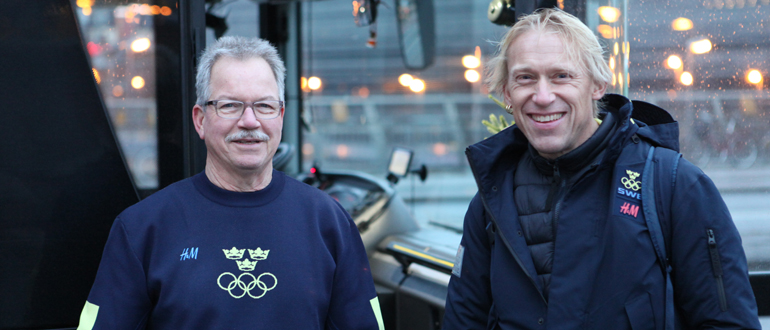 Kjell Klintberg, materialansvarig för damernas ishockeylag och Anders Åberg från SOK ser till att alla kommer med bussen. Foto: SOK