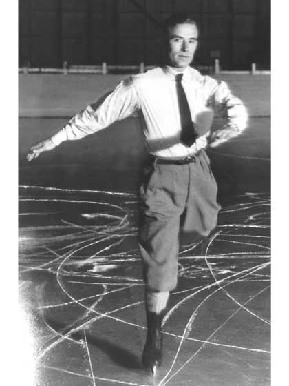Gillis Grafström gör figurer på isen i skjorta, slips och golfbyxor. Bilden är från 1929, året då Gillis fick ta emot Svenska Dagbladets guldmedalj. Foto: TT
