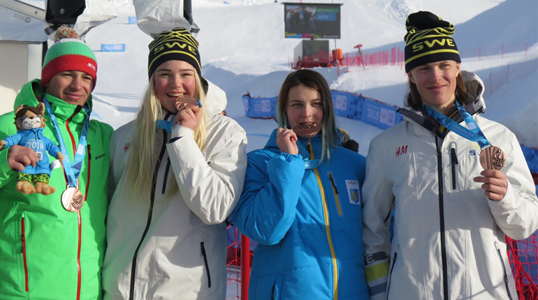 Bronsmedaljörerna David Mobärg och Veronica Edebo. Här tillsammans med Valentin Miladinov (Bulgarien) och Daryna Kyrychenko (Ukraina) som stod för själva snowboardåkningen. Foto: Marie-Therese Edebo