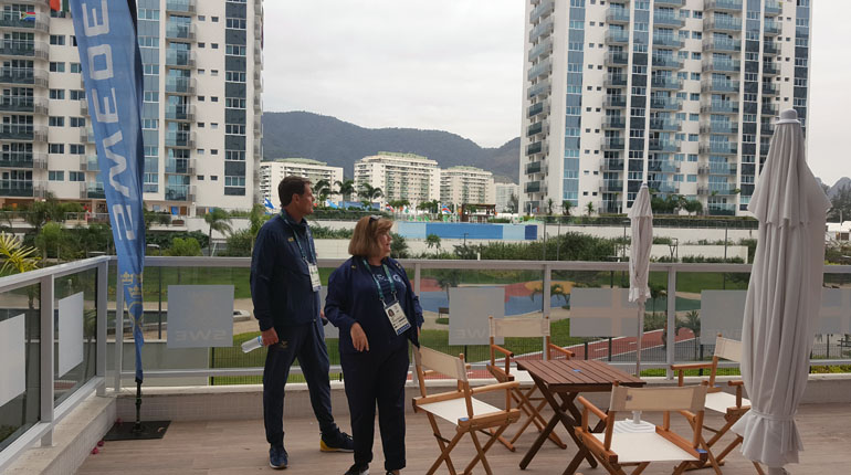Gunilla Lindeberg, ledamot för IOK besöker svenskarnas hus i OS-byn. Rio 2016 blir hennes 24:e OS! Här tillsammans med Sveriges truppchef Peter Reinebo.