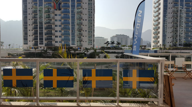 Den svenska verandan gör att de aktiva får överblick över OS-byn. Foto: SOK