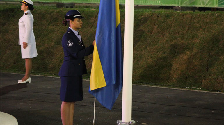 Sveriges flagga hissades medan den svenska nationalsången spelades. Foto: SOK