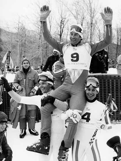 Ingemar Stenmark hyllas efter segern i storslalom av Andreas Wenzel, Liechtenstein (silver) and Hans Enn, Österrike (brons). Foto: IOK:s arkiv