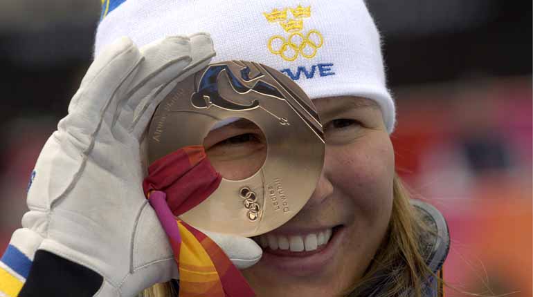 Anja Pärson med bronsmedaljen från störtloppet i Turin 2006. Foto: TT