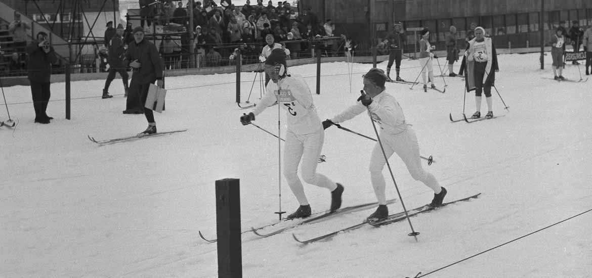 Damernas stafett i Grenoble 1968. Toini Gustafsson växlar över till Barbro Martinsson. Foto: IOK:s arkiv