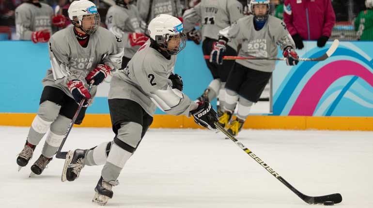 Thawab al-Subaey från Qatar spelar tillsammans med Lukas Swedin i lag grå i 3x3-ishockeyn. Foto: OIS.