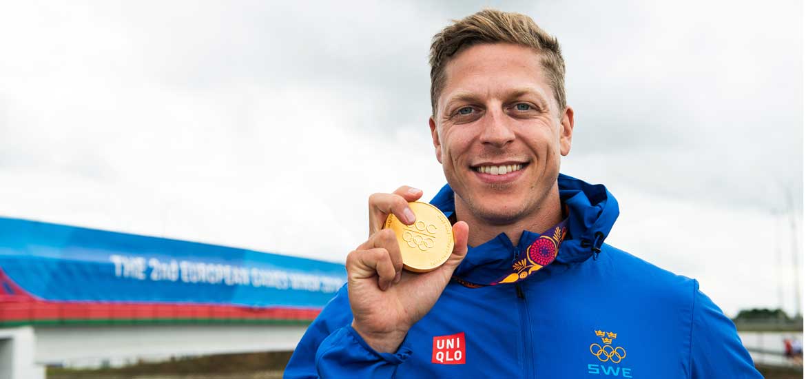 Petter Menning med guldmedaljen från Europeiska Spelen i Baku 2015. Menning tilldelas guldet fyra år i efterskott sedan ungraren Miklos Dudas dömts för dopningsbrott. Foto: Bildbyrån.