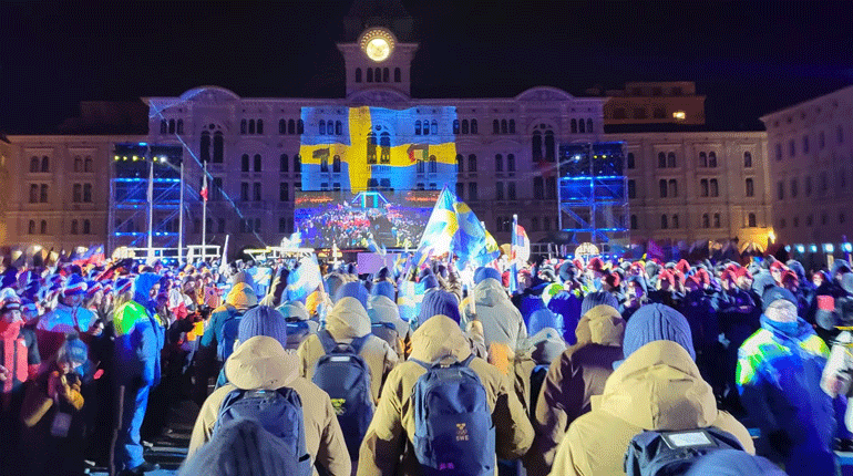 Den svenska truppen marscherar in under invigningen av Europaungdoms-OS i Trieste. Foto: SOK 