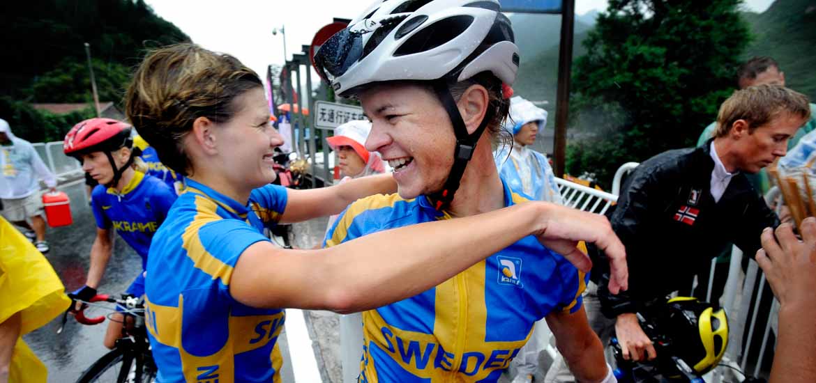 Emma Johansson och Susanne Ljungskog efter damernas linjelopp i Peking 2008. Foto: Tomas Oneborg/TT