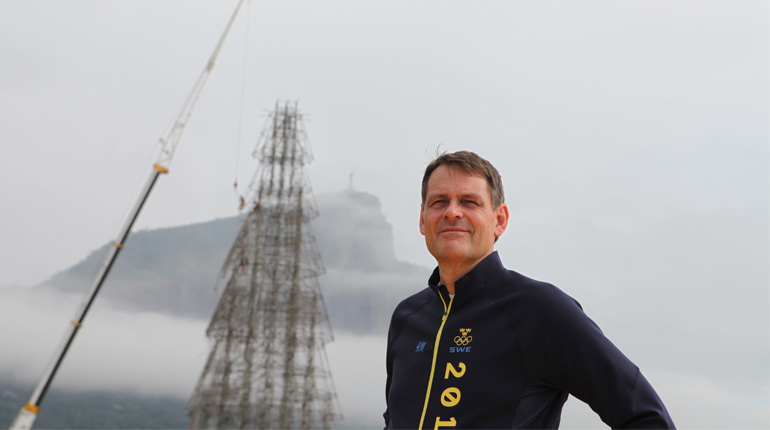 Peter Reinebo, verksamhetschef på SOK står nedanför Cristo Redentor och ser positivt mot Rio 2016. Foto: SOK