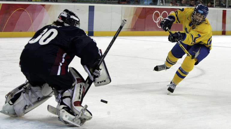 Maria Rooth sätter den avgörande straffen som tar Sverige till OS-final i Turin 2006. Foto: TT