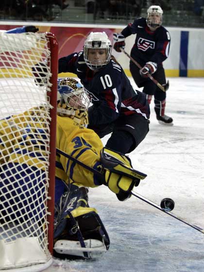 Kim Martin räddar Kim Insalaco skott i semifinalen mot USA i Turin 2006. Foto: TT