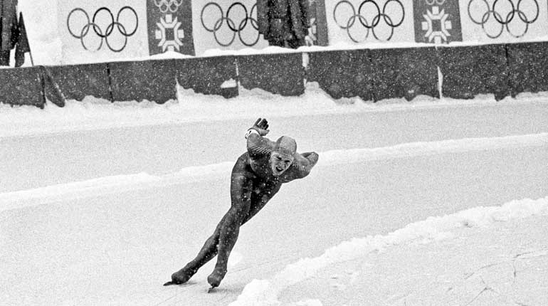 Tomas Gustafson i snöyran när han vinner 5 000 m skridsko i Sarajevo den 12:e februari 1984. Foto: Jan Collsiöö / TT