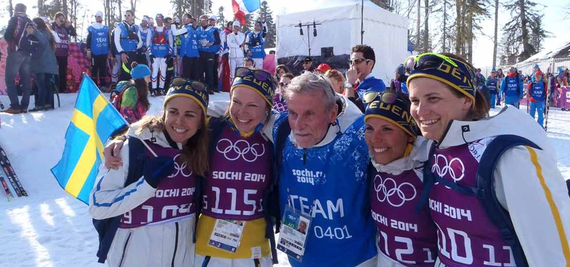 Det svenska damstafettlaget i längdskidor firar med Leif Larsson efter guldmedaljen i Sotji 2014. Foto: privat