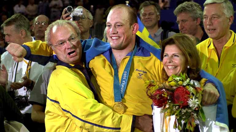 Kungen och drottningen gratulerar Mikael Ljungberg till guldet i Sydney 2000. Foto: TT