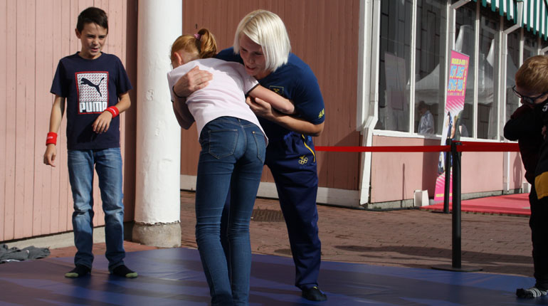 Jenny Fransson lär ut brottning under Olympic Day på Liseberg. Foto: SOK