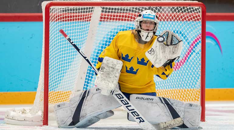 Ebba Svensson Träff hade koll på pucken och höll nollan i semifinal mot Schweiz. Foto: OIS