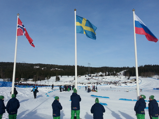 Svenska flaggan hissas när Sverige vinner guldmedalj i längdskidåkning Lillehammer 2016. Foto: SOK