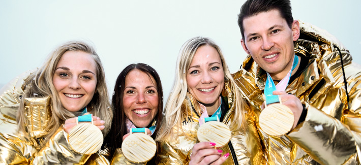 Fyra av de svenska guldmedaljörerna i PyeongChang 2018. Stina Nilsson, Charlotte Kalla, Frida Hansdotter och André Myhrer. Foto: TT.