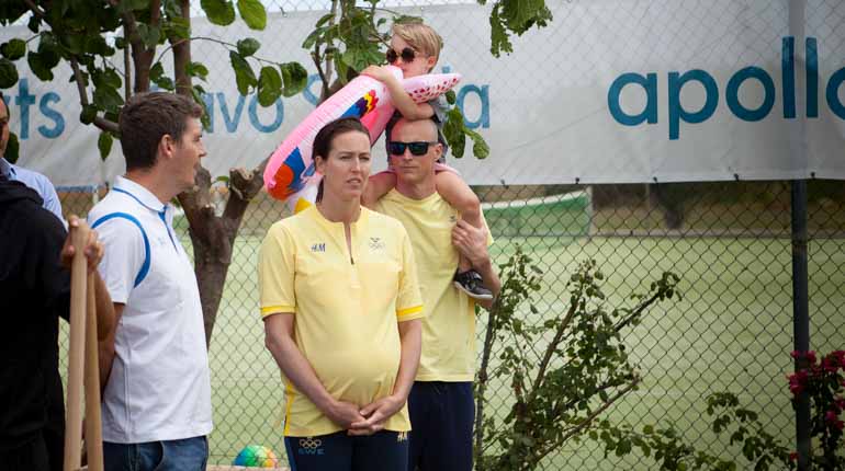 Therese Alshammar tillsammans med sonen Fred och sambon Johan Wallberg under Olympic Camp 2017 på Kreta. Foto: SOK