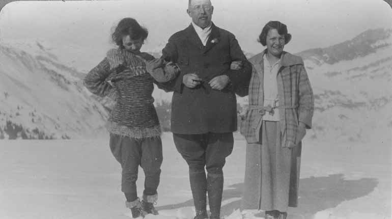 Johan Petter Åhlén tillsammans med två spelarfruar. Foto: IOK
