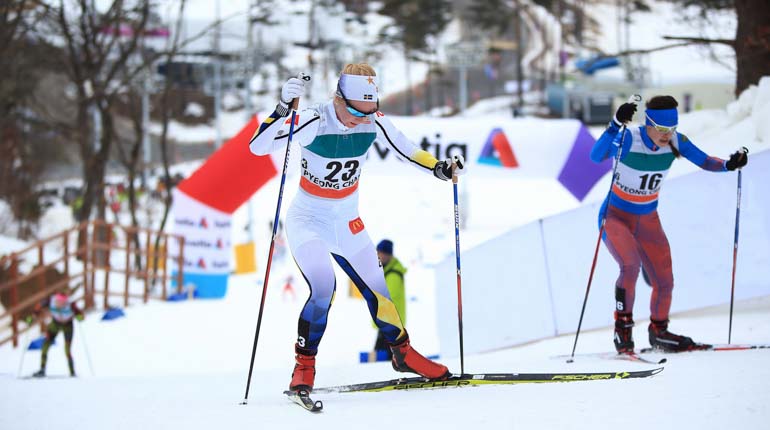 Elin Mohlin passerar ryskan Olga Tsareva under världscuptävlingen i PyeongChang i februari i år. Mohlin slutade 22:a i skiathlon och vann sprintstafetten i par med Maria Nordström. Foto: PyeongChang.