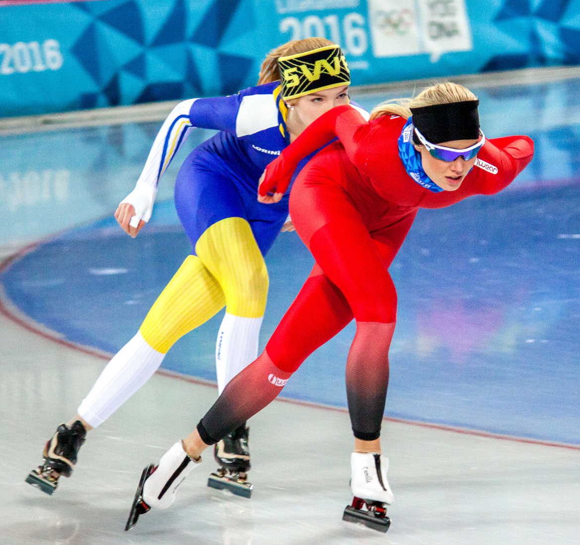Erika Lindgren jagar träningskompisen Camilla Wangen Evjevik. Foto: Jed Leicester, Lillehammer 2016