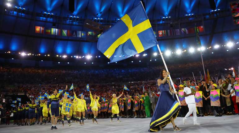 Therese Alshammar bar den svenska fanan under invigningen av OS i Rio 2016, hennes sjätte olympiska spel. Foto: TT.