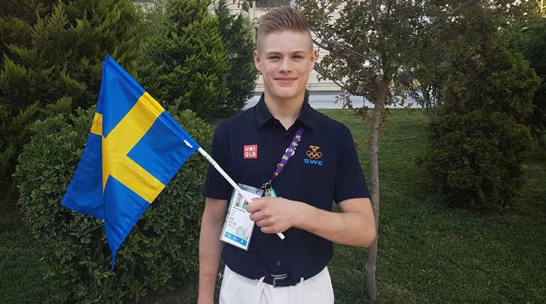 Gymnasten William Sundell bär den svenska fanan vid invigningen av Europaungdoms-OS i Baku. Foto: SOK.