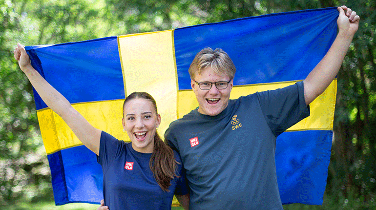 De svenska fanbärarna Julia Etzler och Ludvig Fredman. Foto: SOK.