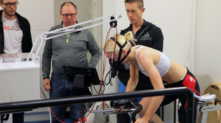 Ida Jansson testar kondition. Övervakad av Bosöns fys-labb-experter och tränare Marcus Johansson. Foto: SOK