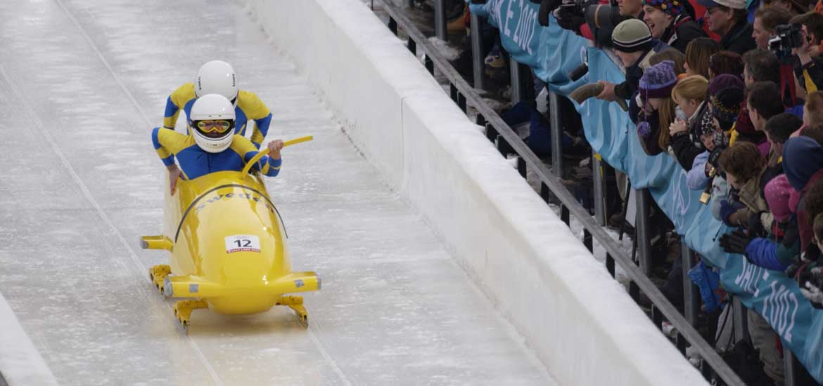 I Salt Lake City 2002 fick damerna tävla i bobsleigh. Karin Olsson och Lina Engren tävlade för Sverige i damernas tvåmannabob. Foto: IOK