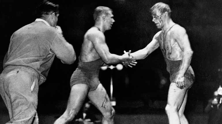 Ett blodigt slag. Ungraren Miklos Szilvasi tar segraren Gösta Andersson i hand efter finalmatchen i 67-kilosklassen i London 1948. Foto: IOK