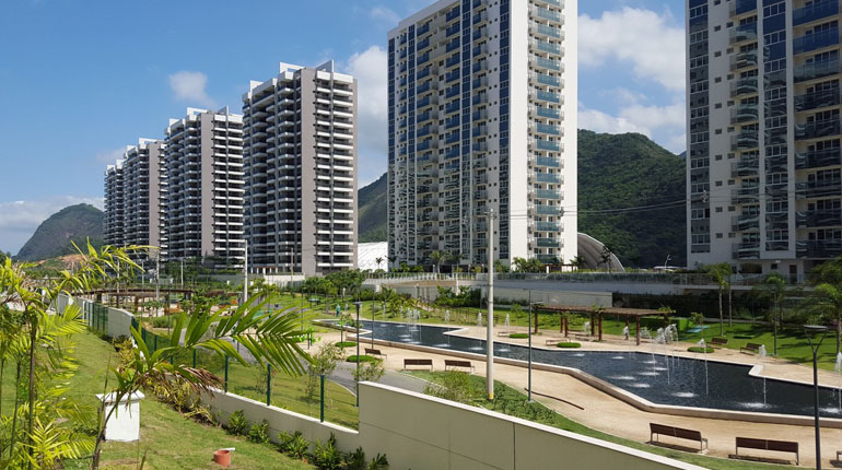 OS-byn i Rio, med 17 nybyggda hus för 15 000 aktiva och ledare, blir hjärtat i OS 2016. Lägenheterna säljs som bostadsrätter till efter tiden efter spelen. Foto: SOK