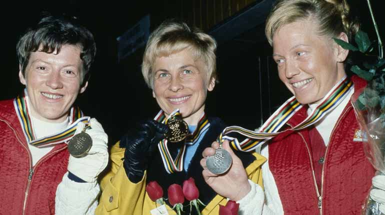 Medaljceremonin vid damernas längdskidor 10 km. Berit Mördre, Norge Silver, Toini Gustafsson, Sverige Guld och Inger Aufles , Norge Brons. Foto: IOK:s arkiv