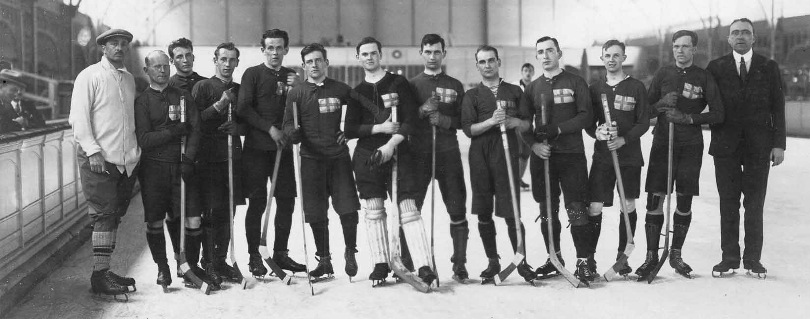 Ett lag med ishockeyspelare med klubbor. 